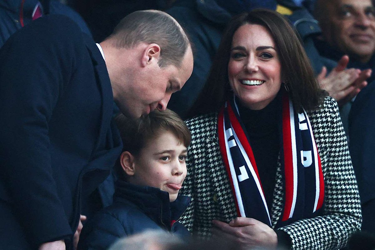 #OTD 2022 - The Duke and Duchess of Cambridge took Prince George to the England 🏴󠁧󠁢󠁥󠁮󠁧󠁿 vs Wales 🏴󠁧󠁢󠁷󠁬󠁳󠁿 #SixNations rugby match in Twickenham 🏉 

Prince William is Patron of @WelshRugbyUnion, while Catherine had just become Patron of @RFU 

#DukeandDuchessofCambridge #PrinceGeorge