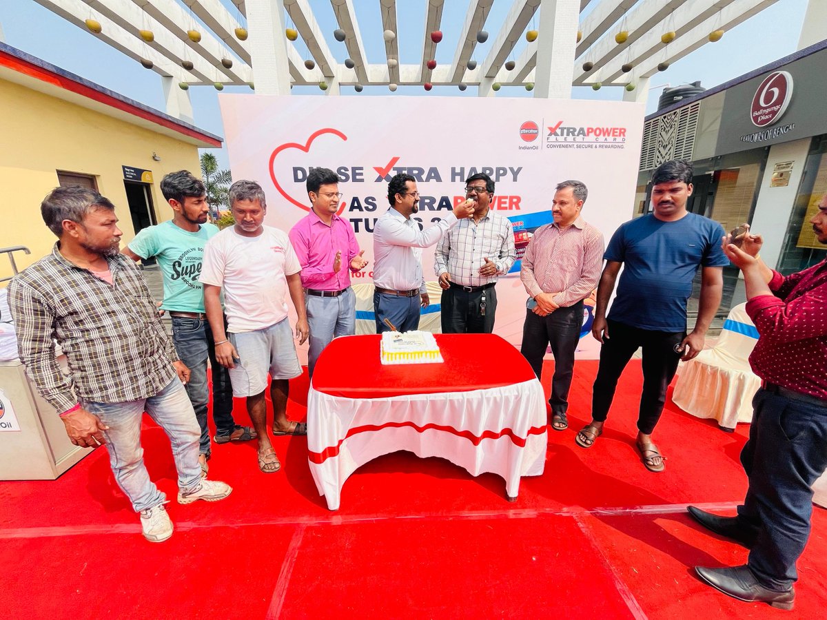 20th anniversary of Xtrapower Foundation Day was celebrated with pomp and enthusiasm in Swagat COCO Panagarh in West Bengal. Cake cutting was done along with distribution of Xtrapower T-shirts &amp; sweets to customers &amp; stakeholders
#IndianOil #iocxtrapower