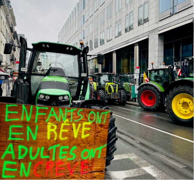 AndreaCepova's tweet image. Incredible images from #EU area in Brussels this morning. #Farmer&apos;s protests intensify as
EU agriculture ministers prepare some small fixes under pressure of the street. Much more needs to be done to heal the EU agriculture sector and calm the anger.
#EUreform #CAP #Greendeal