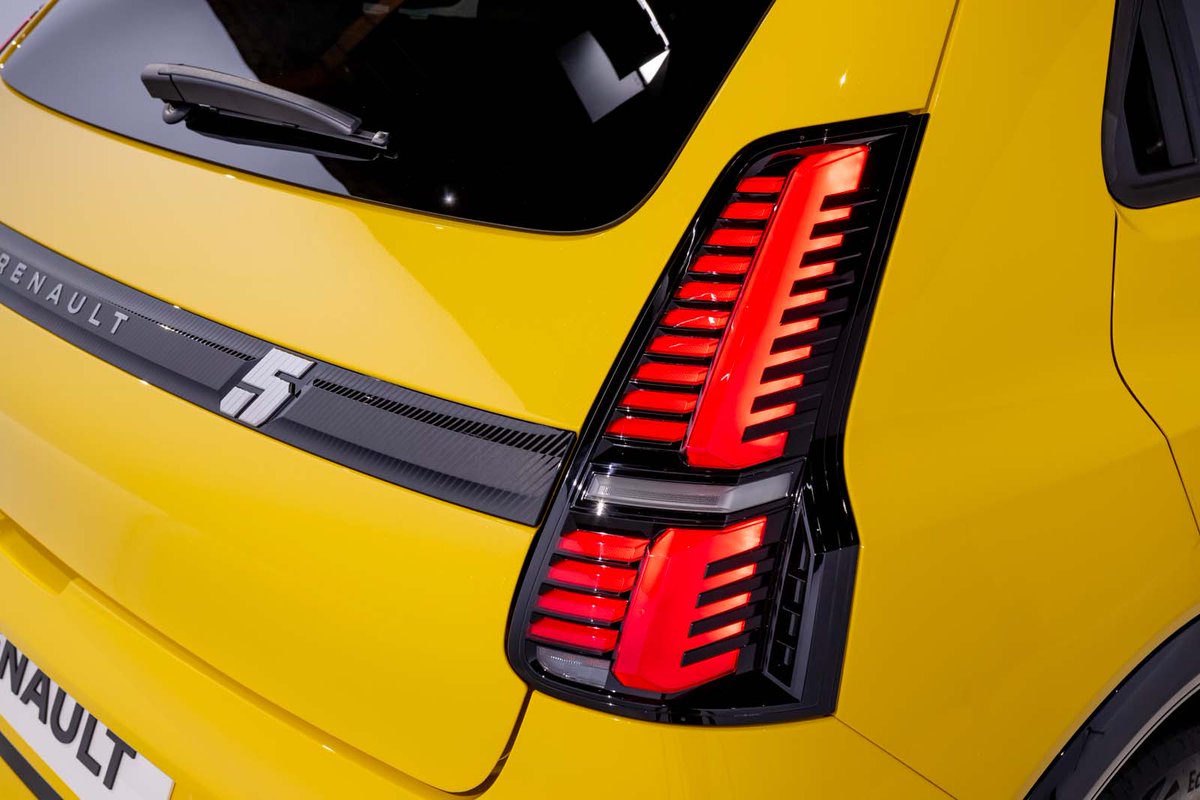 Move Electric (@m0veelectric) on Twitter photo REVEALED⚡️: The covers have finally come off the hotly anticipated <a href="/renault_uk/">Renault UK</a> 5 supermini, with the retro-styled EV set to arrive with a price tag of £25,000 and a range of up to 249 miles...
Get all the details on the Mini Cooper E rival here: bit.ly/3SVV7bR 🚘🔗 REVEALED⚡️: The covers have finally come off the hotly anticipated <a href="/renault_uk/">Renault UK</a> 5 supermini, with the retro-styled EV set to arrive with a price tag of £25,000 and a range of up to 249 miles...
Get all the details on the Mini Cooper E rival here: bit.ly/3SVV7bR 🚘🔗