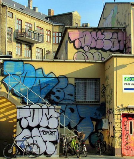 existencies's tweet image. Reenacting Barca, the place where I used to belong.
Where art can be placed anywhere, alongside the alley you'll pass.