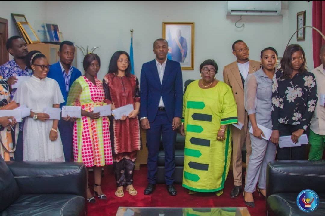 Nous avons remis les prix aux 10 jeunes entrepreneurs congolais ayant participé au concours de @LaConfejes pour financer leurs projets soumis et retenus @Presidence_RDC @primature @OIFrancophonie @JeunesseCN_RDC