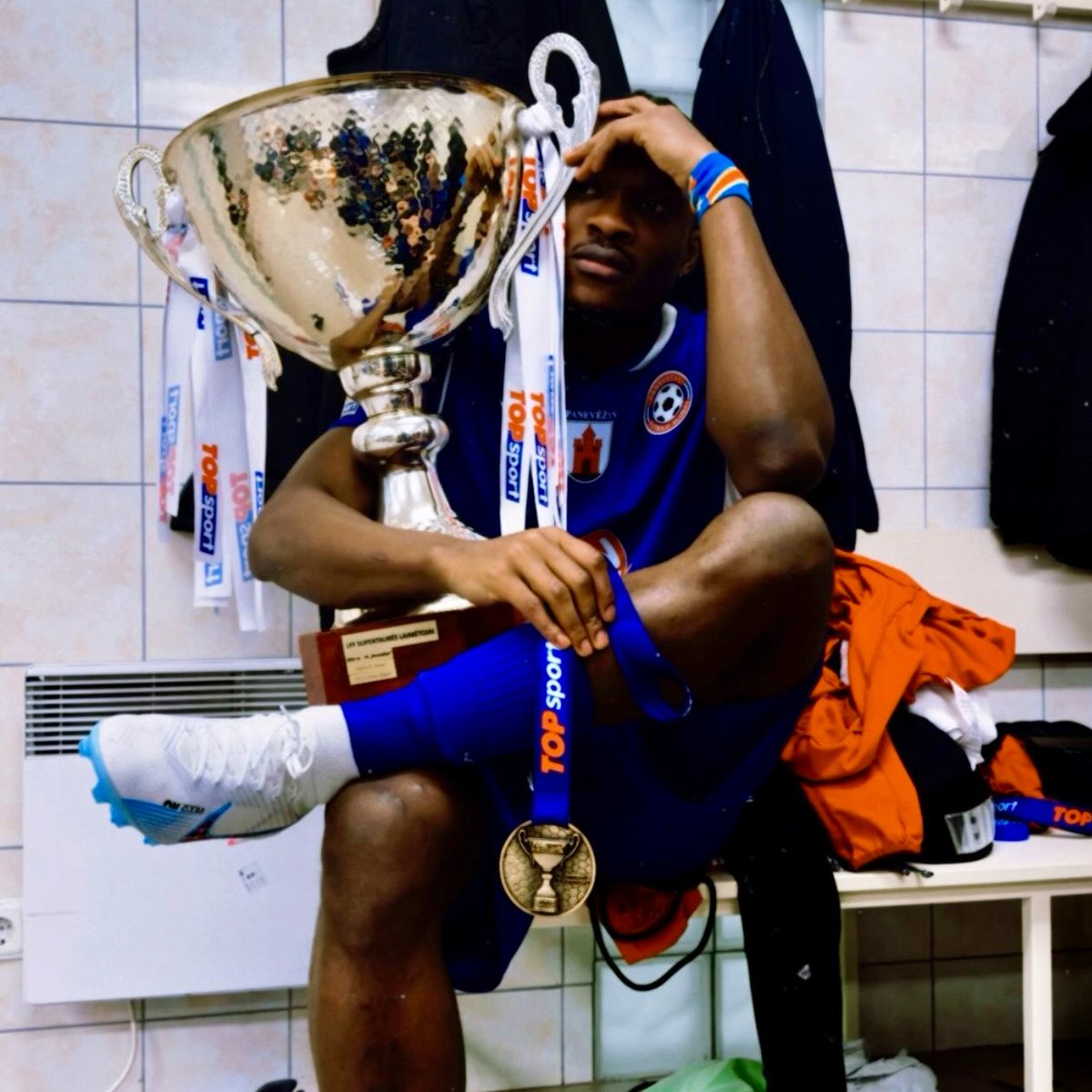 🇱🇹 It's been a good few months in Lithuania for Noel Mbo.

The former #Gills forward played 36 times last season, scoring six goals as his side Panevėžys won the top-flight title.

And then yesterday, his side lifted the Lithuanian Supercup.

He's now heading into his third