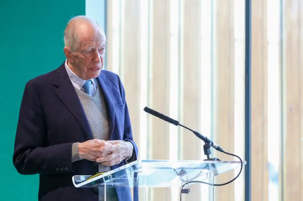 Dünya bir baş belası şeytandan daha kurtuldu.

🔻Siyonist #Rotschild ailesinin lideri Jacob Rothschild, 87 yaşında öldü.