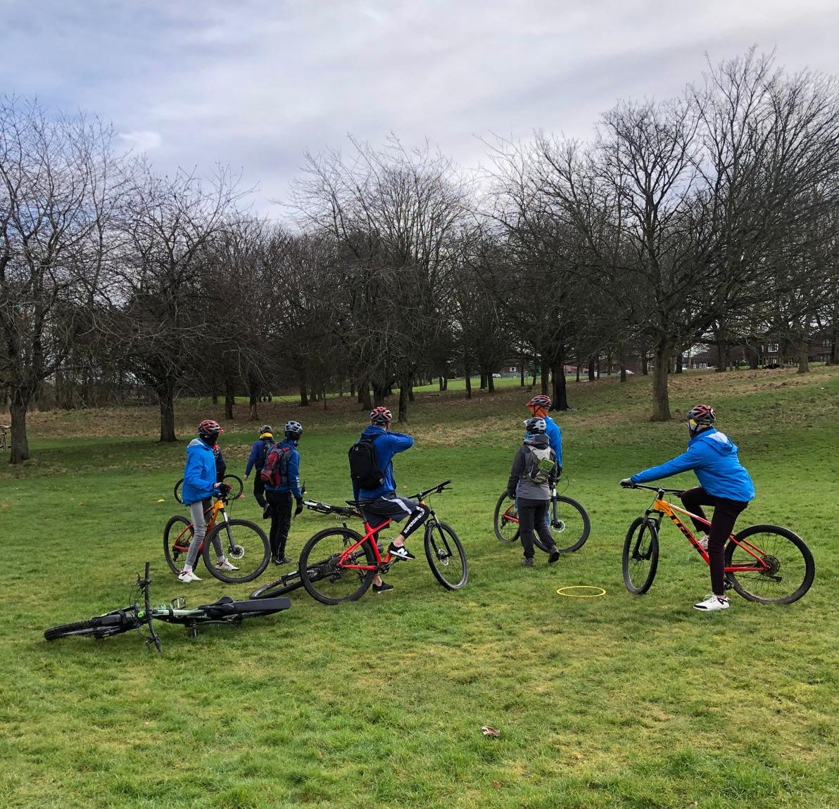 Our Inspire Project team organised a bike-ride trail therapy taster session for a group of asylum seekers in Dundee. It's amazing how exercise and fresh air can improve mental and physical well-being. Huge thanks to @ScottishCycling for making it possible! #NewScots