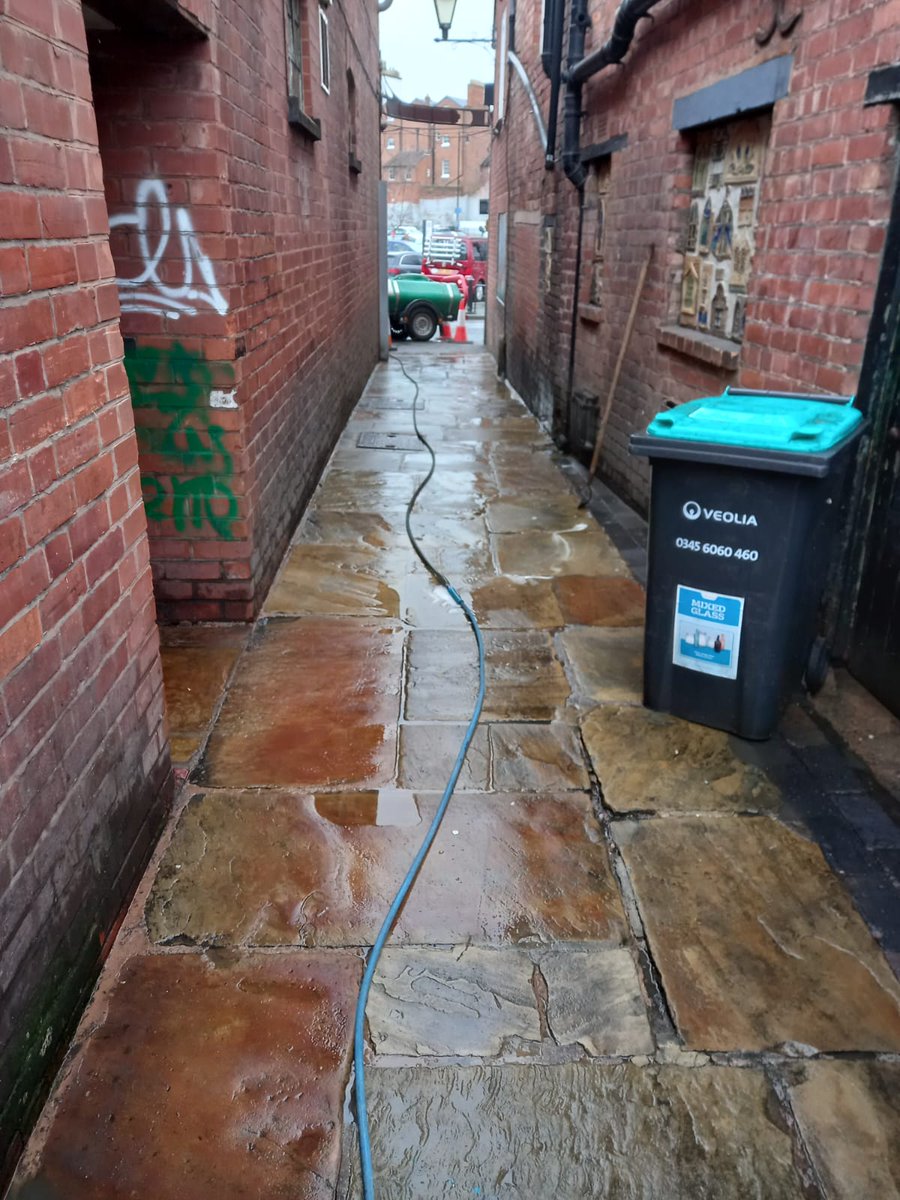 🧹 A number of key areas and passageways in Shrewsbury have had an early spring clean. The bus station, King’s Head Passage, Carnarvon Lane, Bank Passage, Golden Cross Passage , Coffehouse Passage, Barker Street, Wyle Cop, and under the Old Market Hall have been cleaned.