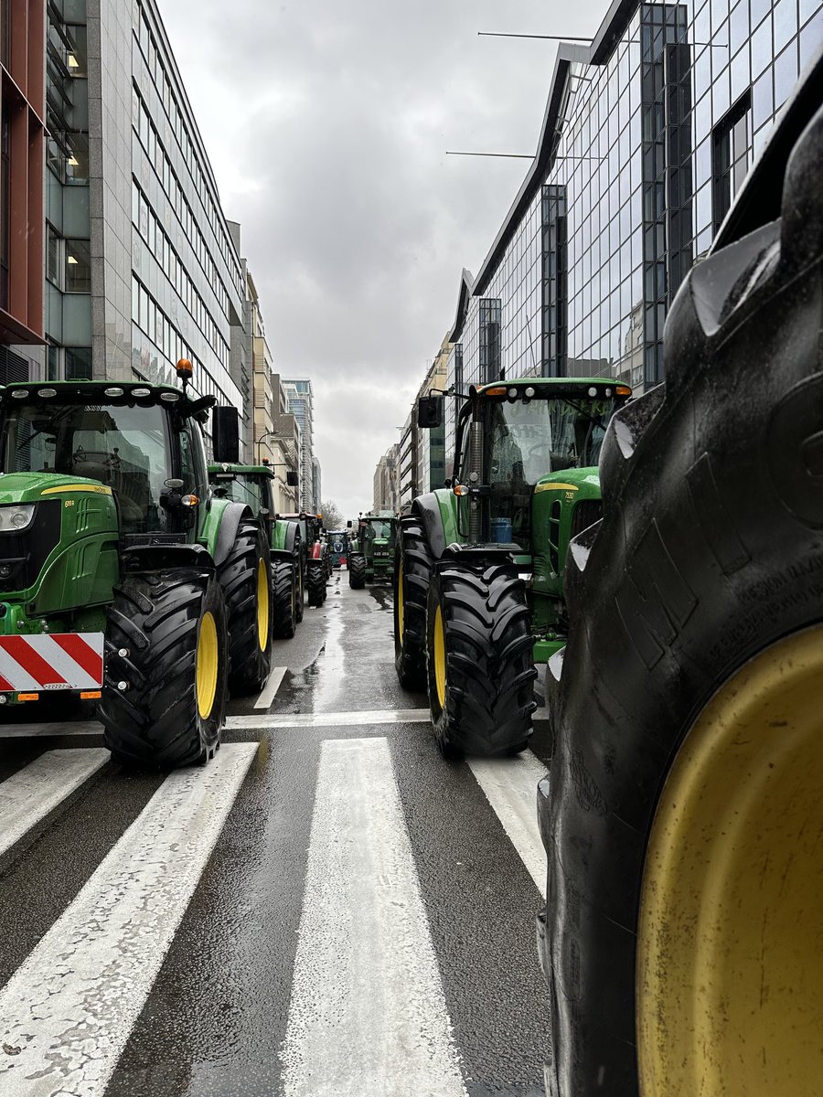 SRaviol's tweet photo. In Germany we call it Falschparker. #brussels https://t.co/QUMeNF5wMp