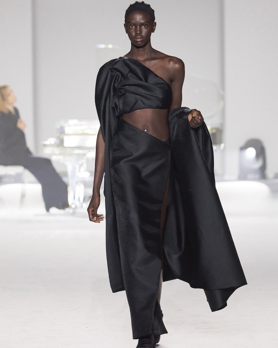 .<a href="/YoshikiOfficial/">Yoshiki</a> の世界観を込めた37ルック。

豪華なクリエーターたちとのコラボレーションも話題の <a href="/MaisonYoshiki/">Maison Yoshiki Paris</a> デビューコレクション。 trib.al/W3dYSlh