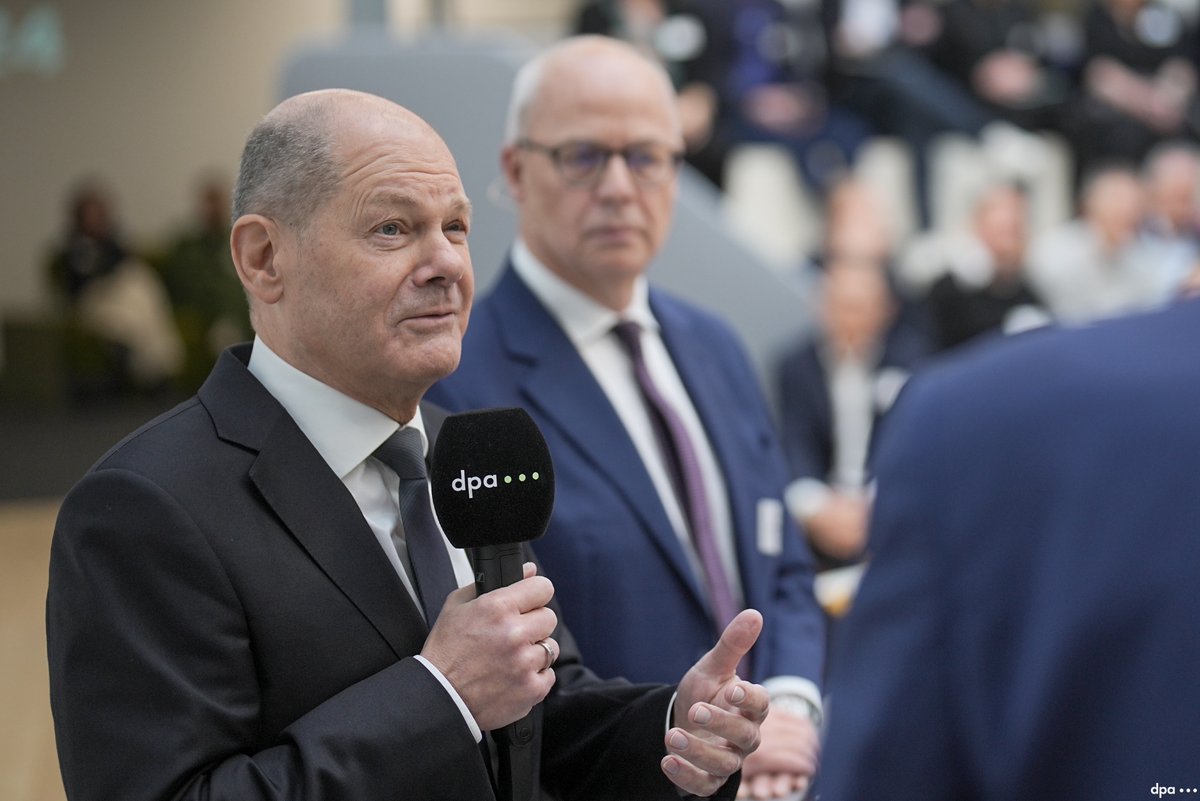 Braucht es neue Regeln, um gegen Desinformation in den sozialen Medien vorzugehen? Scholz sprach sich auf #dpa24 einerseits für eine offene Diskussion darüber aus; auf der anderen Seite dürften neue Regeln nicht zu einer totalen Kontrolle führen: „Wir sind ein freies Land.“