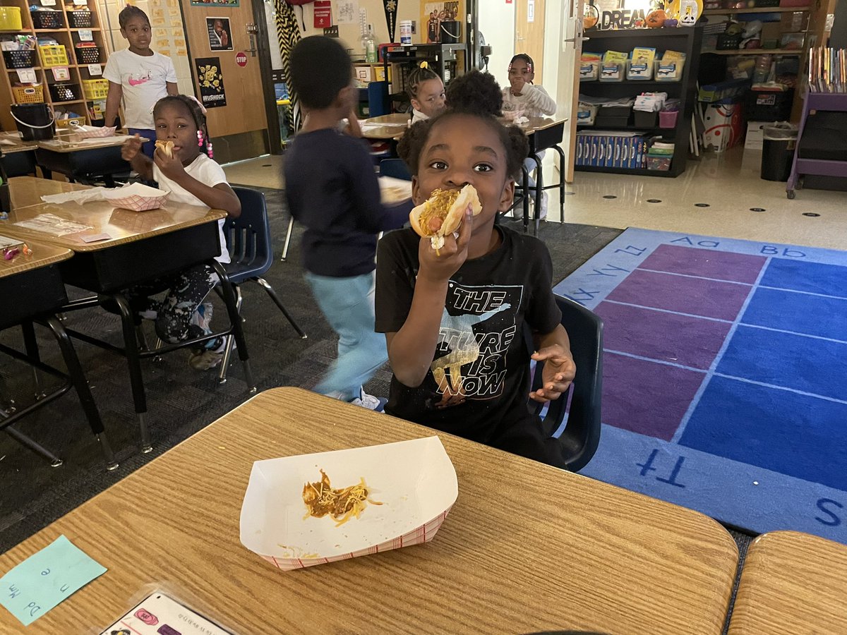muellerusd259's tweet photo. One of our kinder scholars has been working very hard to meet his reading goal and last week he did it!!! His class celebrated him with his favorite food, and had a chili dog party! #wpsproud #dreambelieveachieve https://t.co/AIw3CPVHFt
