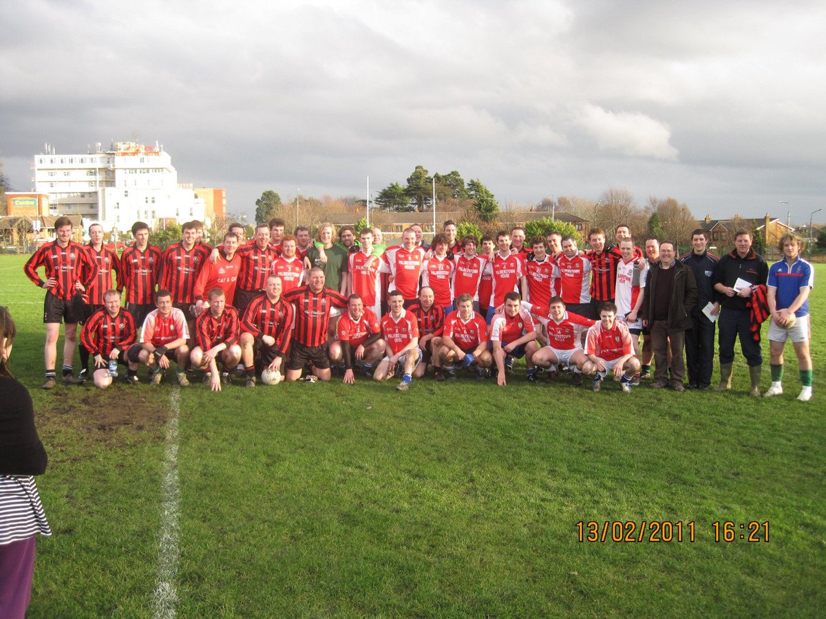 NaGaeilOga's tweet image. 13 bliain ó shin nuair nach raibh ach foireann peile amháin sa chumann (ní raibh geansaithe againn fiú amháin!) Cluiche in éadan Ghaeil Rosmini.

An aithníonn sibh aon aghaidheanna i measc na foirne (ar dheis)?