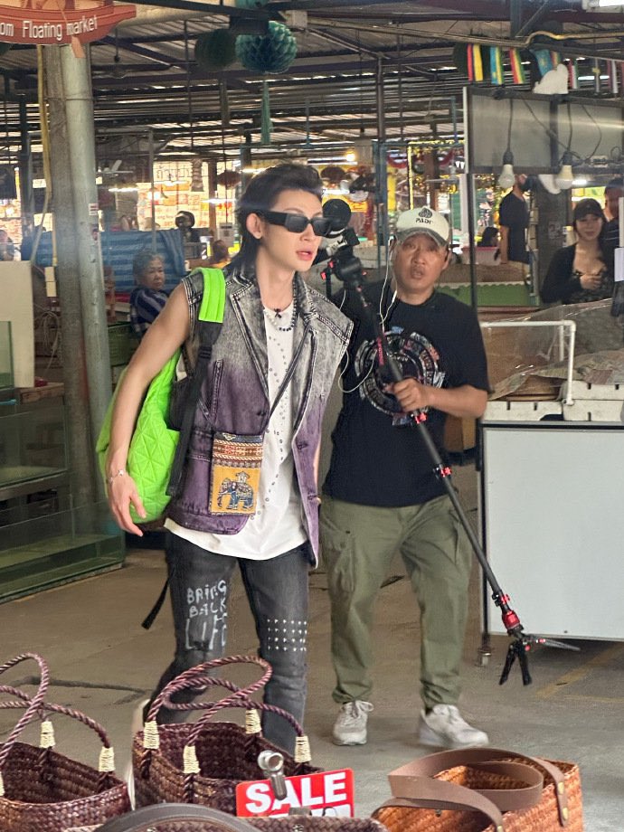 souriwinz's tweet image. well.. he seems pretty identifiable 🤓

#小鬼 #xiaogui #wanglinkai