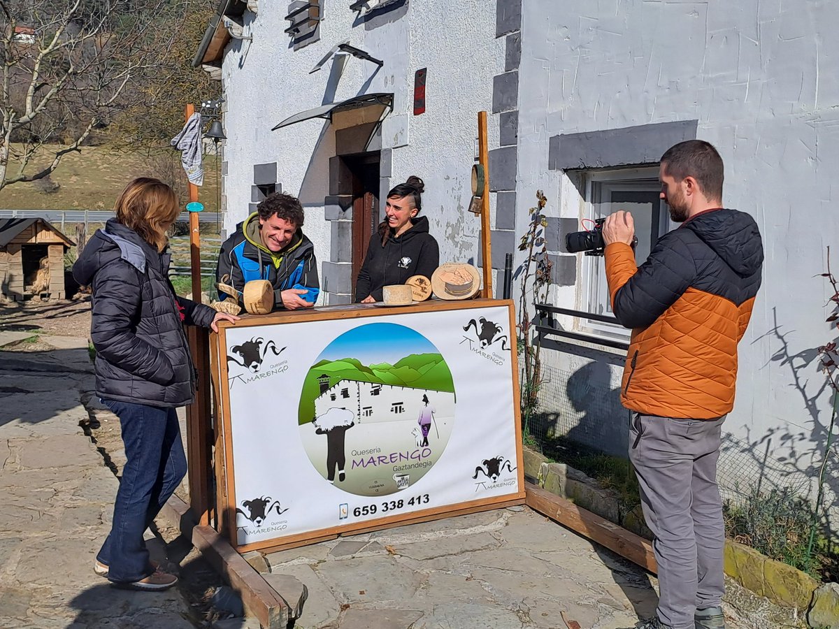 EL SABAIAO de Fernando Hualde (@elsabaiao) on Twitter photo Alba y Fernando comentaron ante las cámaras de <a href="/NavarraTV/">Navarra Televisión</a> cómo estaba la situación actual de la ganadería en el valle de Roncal y la apuesta personal que han hecho por la elaboración de Queso Roncal.
Para ver el programa entero pincha aquí:
youtu.be/x_06DMpzXWs?si… Alba y Fernando comentaron ante las cámaras de <a href="/NavarraTV/">Navarra Televisión</a> cómo estaba la situación actual de la ganadería en el valle de Roncal y la apuesta personal que han hecho por la elaboración de Queso Roncal.
Para ver el programa entero pincha aquí:
youtu.be/x_06DMpzXWs?si…