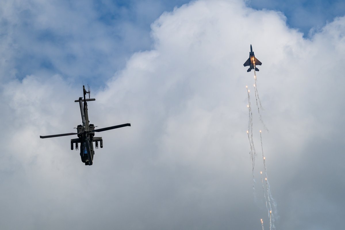 nantaku_p_photo's tweet image. シンガポールエアショー2024 
Weekend@Airshow Day2 (2024/2/25) 

シンガポール空軍 F-15SG &amp;amp; AH-64D

最終日のデモフライトは天気も良くてハイショーに。
この日もフレアマシマシで最&amp;amp;高でした。
#SGAirshow #SGAirshow2024
