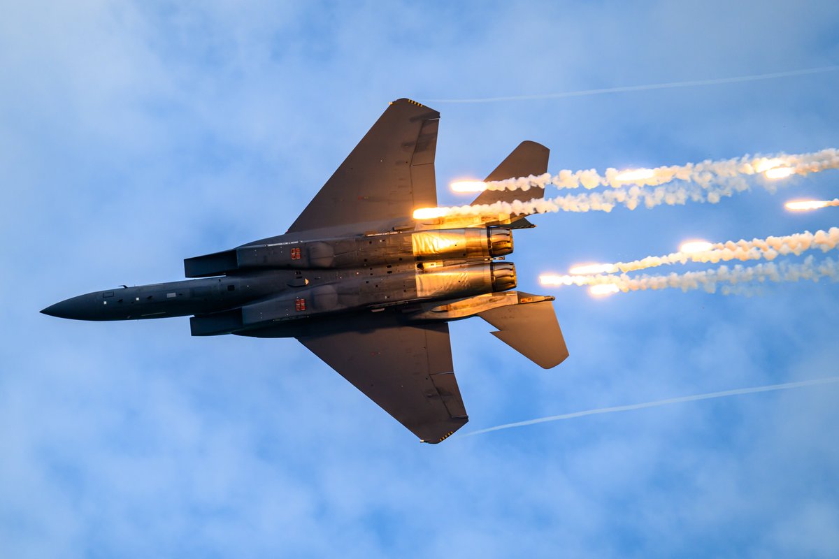 nantaku_p_photo's tweet image. シンガポールエアショー2024 
Weekend@Airshow Day2 (2024/2/25) 

シンガポール空軍 F-15SG &amp;amp; AH-64D

最終日のデモフライトは天気も良くてハイショーに。
この日もフレアマシマシで最&amp;amp;高でした。
#SGAirshow #SGAirshow2024
