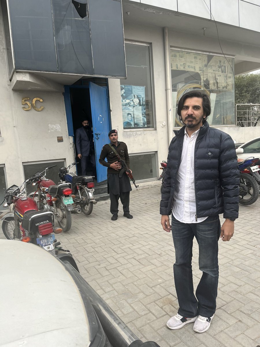 After IHC order to FIA not to harass @AsadAToor & proceed in acc w/ law, Asad came straight from High Court to FIA once again to demonstrate his good faith & fully cooperate in the enquiry. They have refused to let his lawyers enter the office premises even. Door has been locked.