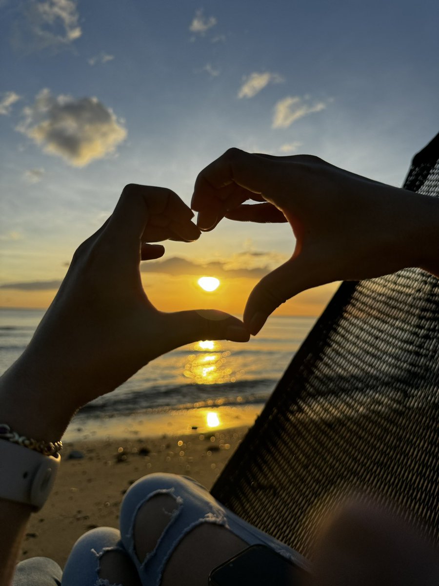 Micha3lHinrichs's tweet photo. Banisa Engcoy Vilando and I enjoying the sunset in Basay this evening.
It’s the little things in the west we take for granted and miss the natural beauty of our world around us.
I love you, mean it honey.
MJH ❤️ BEV
#banisandmjhinrichs #homesweethome2024 #foreignpartner #love #sunsetlovers