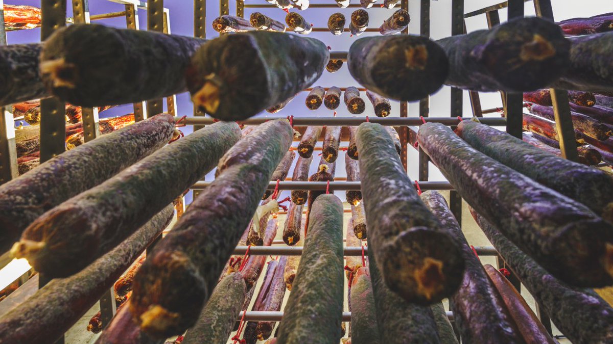ICatedratico's tweet photo. Si quieres preservar las propiedades y sabores inigualables de nuestros jamones y embutidos es muy importante que respetes cierto requisitos de almacenamiento y conservación. https://t.co/M9OX4ri921