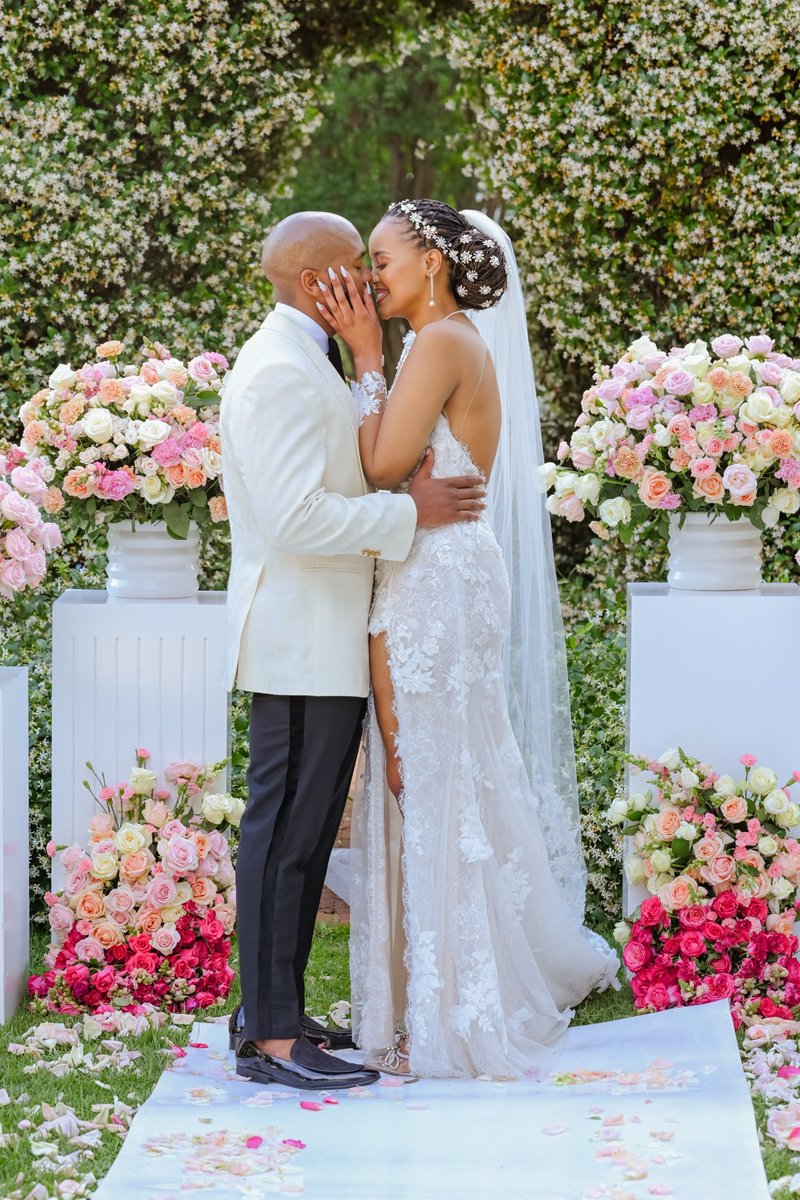 Jabu_Macdonald's tweet photo. #Adultingshowmax it’s a wrap 🎬

Bonga and Nkanyezi are finally married 👏🏼👏🏼👏🏼👏🏼👏🏼👏🏼👏🏼👏🏼 https://t.co/tDn71XCNKv