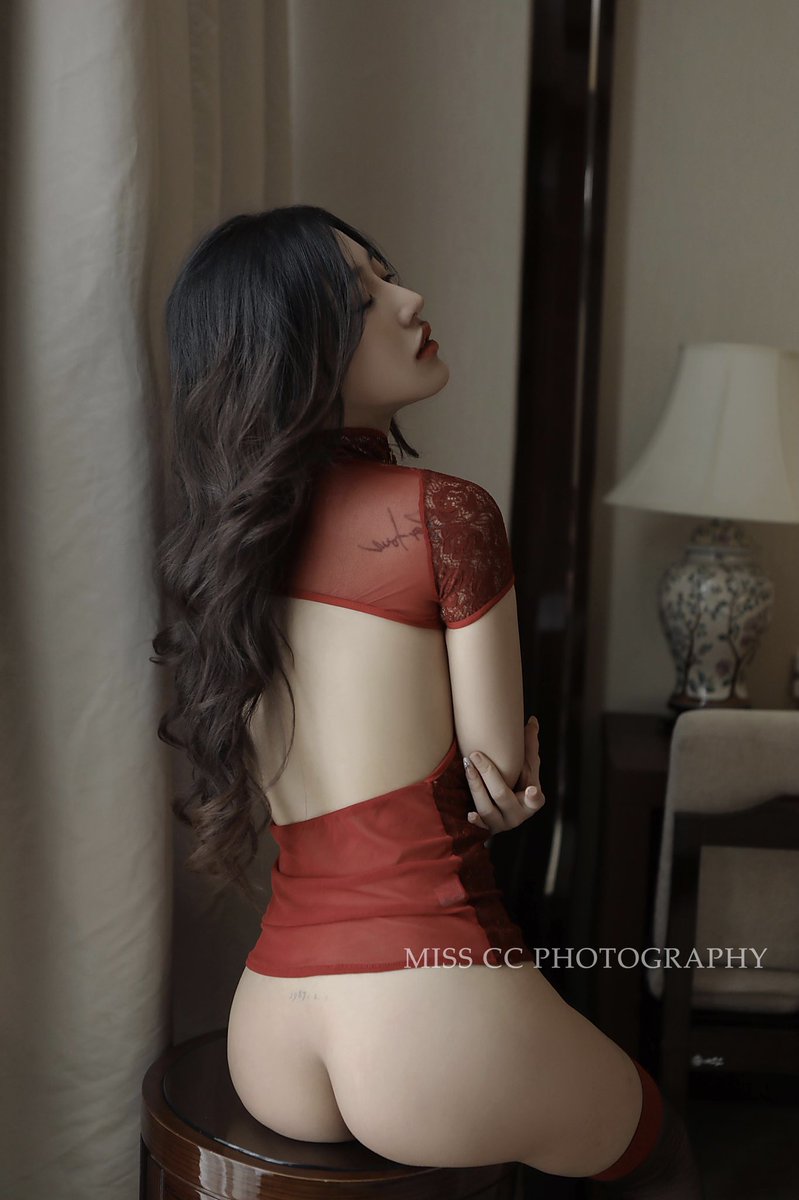 “花看半开，酒饮微醺”

摄影/@misscc520 
出镜/@XIMENYUZI 

#私房写真 #私房摄影 #性感写真 #摄影 https://t.co/xaID27ShYC