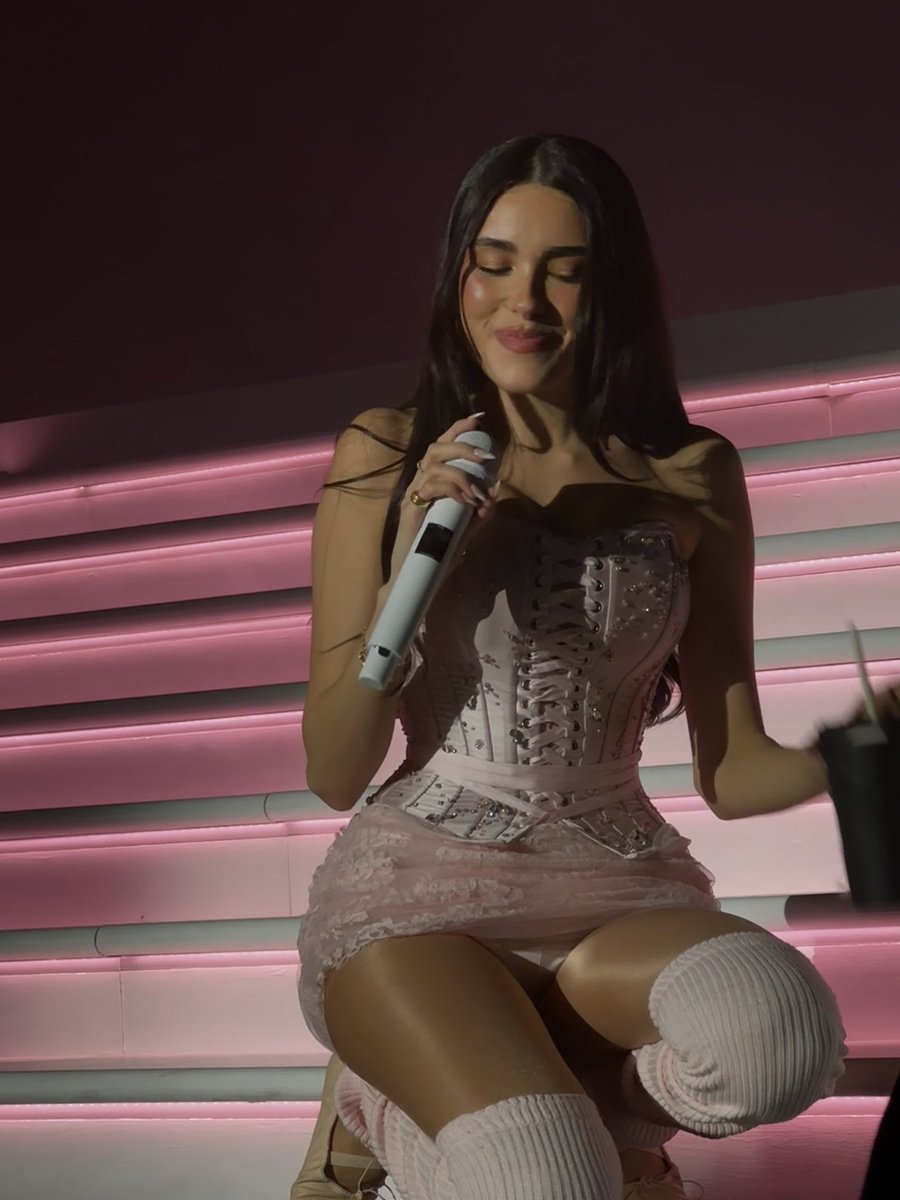 she’s SO gorgeous i’m in awe