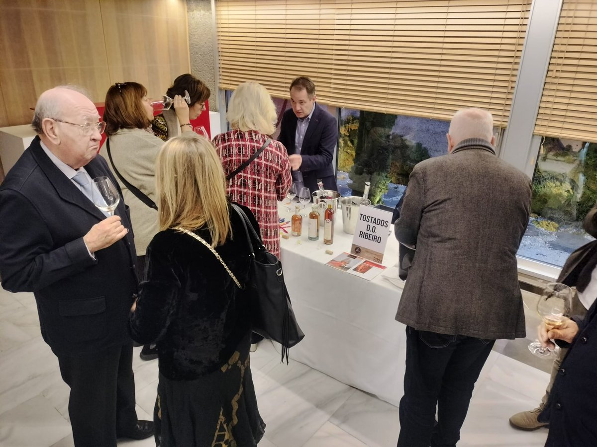 Vino tostado: manifestación relevante del patrimonio cultural y enológico del #Ribeiro. Vino naturalmente dulce para cuya elaboración se realiza un proceso de pasificación natural de uvas autóctonas en locales cubiertos. Hoy en "VIII Salón de los #VinosGenerosos", #Madrid