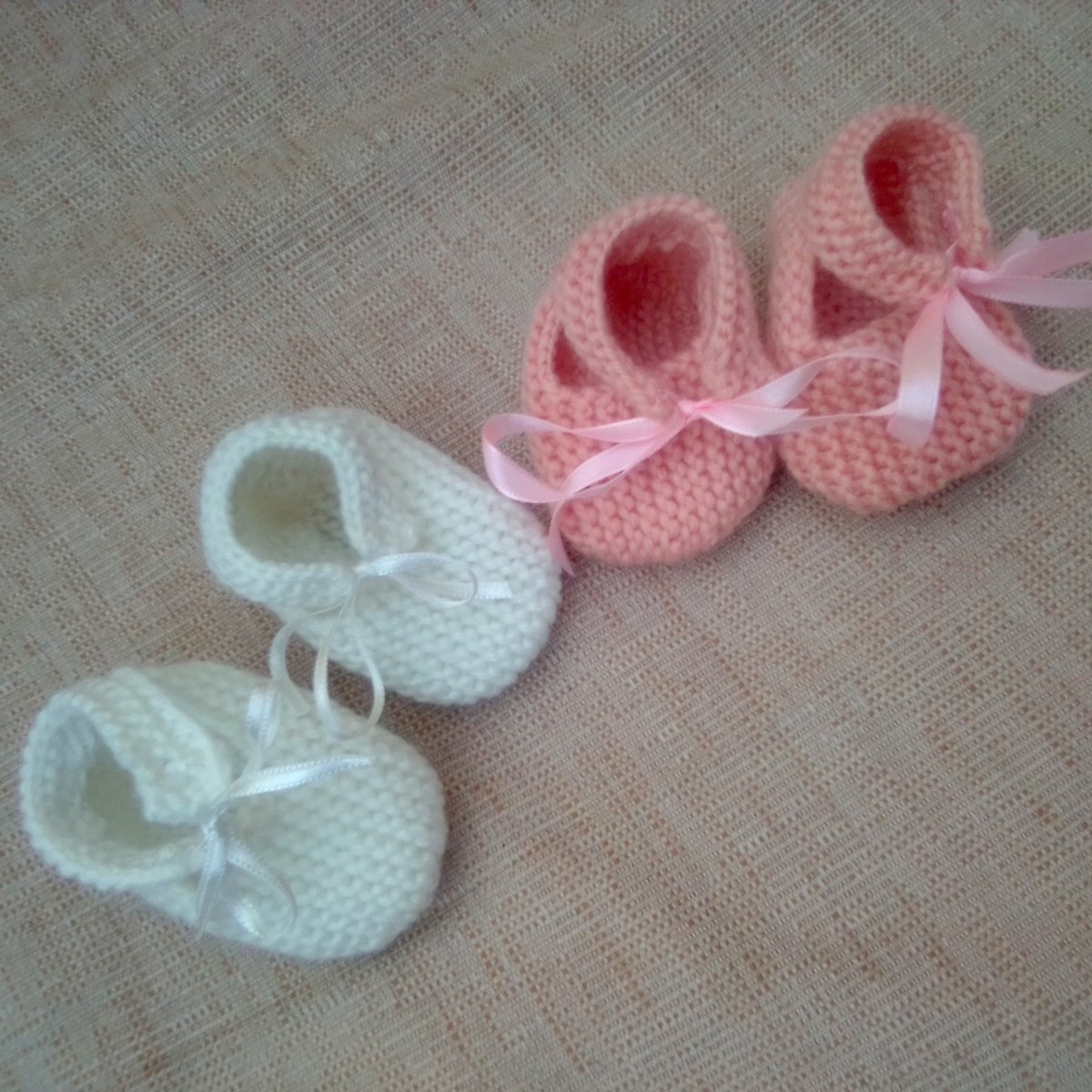 These cute little Hand Knitted Baby Shoes would make a lovely gift for a baby shower or a new baby. They cost £5 + P&P and can be made in any colour to fit a 0 - 3 month old baby. folksy.com/items/8298632-… #newonfolksy #creationsfortinytots #babyshoes #babyshowergift #newbabygift