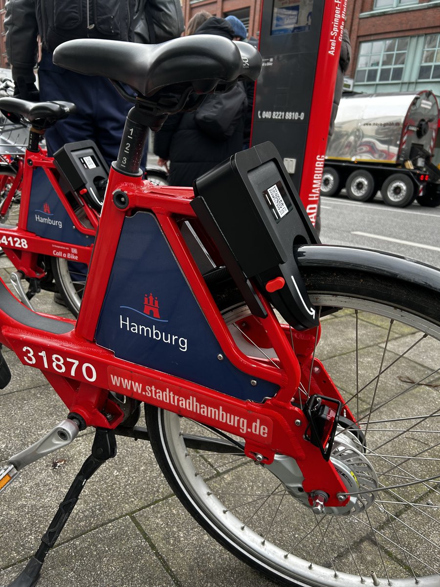 bvm_hh's tweet photo. Das #Stadtrad ist fester Bestandteil des Mobilitätsmix in Hamburg - jetzt wird es moderner & benutzerfreundlicher: Ein digitales Schlosssystem (per QR-Scan), neue Frontkörbe und eine LED-Anzeige zum Anzeigen der Verfügbarkeit machen das Stadtrad einfacher & schneller im Alltag. https://t.co/977YL96wef