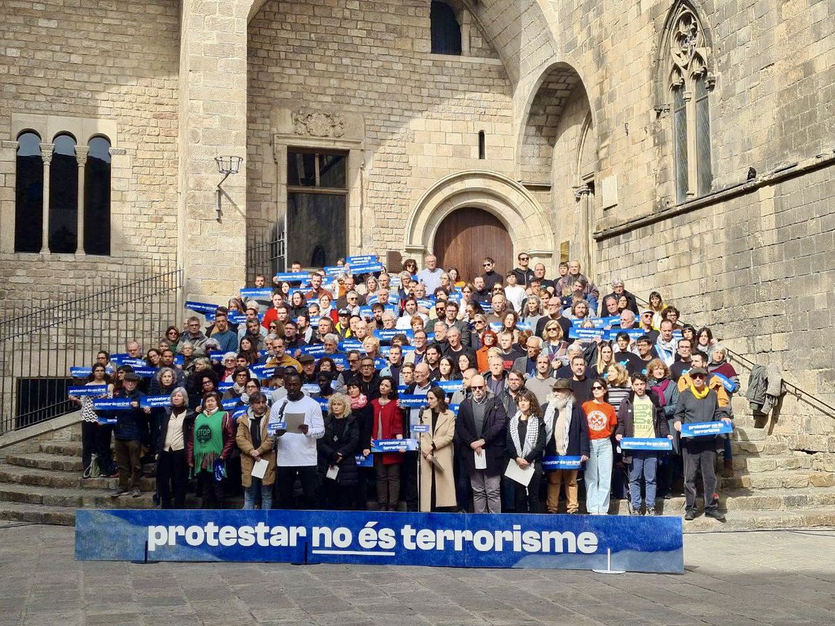 ‼️ Comença la presentació del manifest #ProtestarNoÉsTerrorisme 📢 Avui, més de 145 organitzacions de la societat civil, juntament amb personalitats de diferents sectors, alcem la veu. Quan limiten els nostres drets, ens movem i reaccionem. ➕ Suma’t! protestarnoesterrorisme.cat