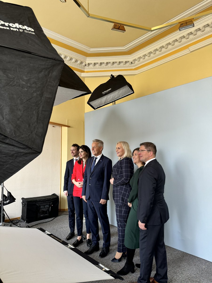 Behind the scenes: Team #Oberösterreich mit unserem Spitzenkandidaten @ReinholdLopatka. Wir werden uns dafür einsetzen, dass Österreichs Interessen stark in #Europa vertreten sind. 🇪🇺🇦🇹💪🏻