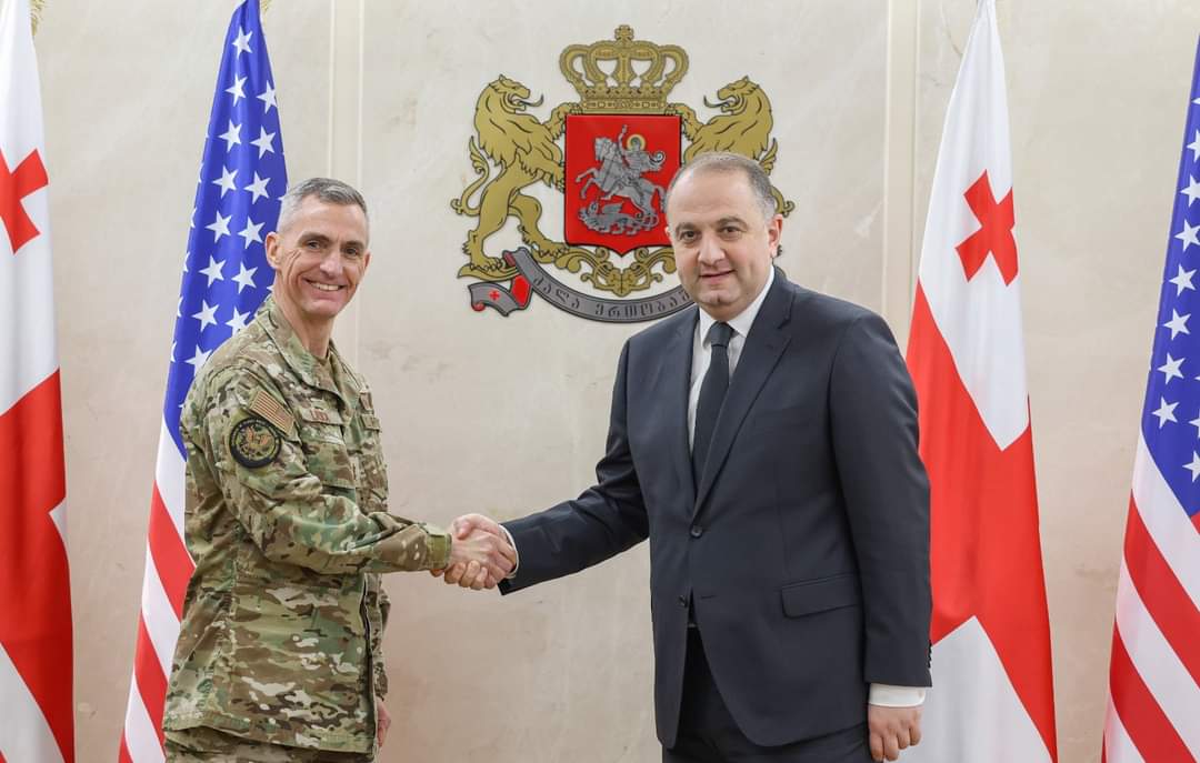 MoD Chikovani hosted Maj. General Daniel Lasica, @US_EUCOM's director for Plans, Policy, Strategy & Capabilities. Future partnership projects were discussed & the role of the US EU Command in contributing to 🇬🇪🇺🇸 cooperation to strengthen GE's def. capabilities was emphasized