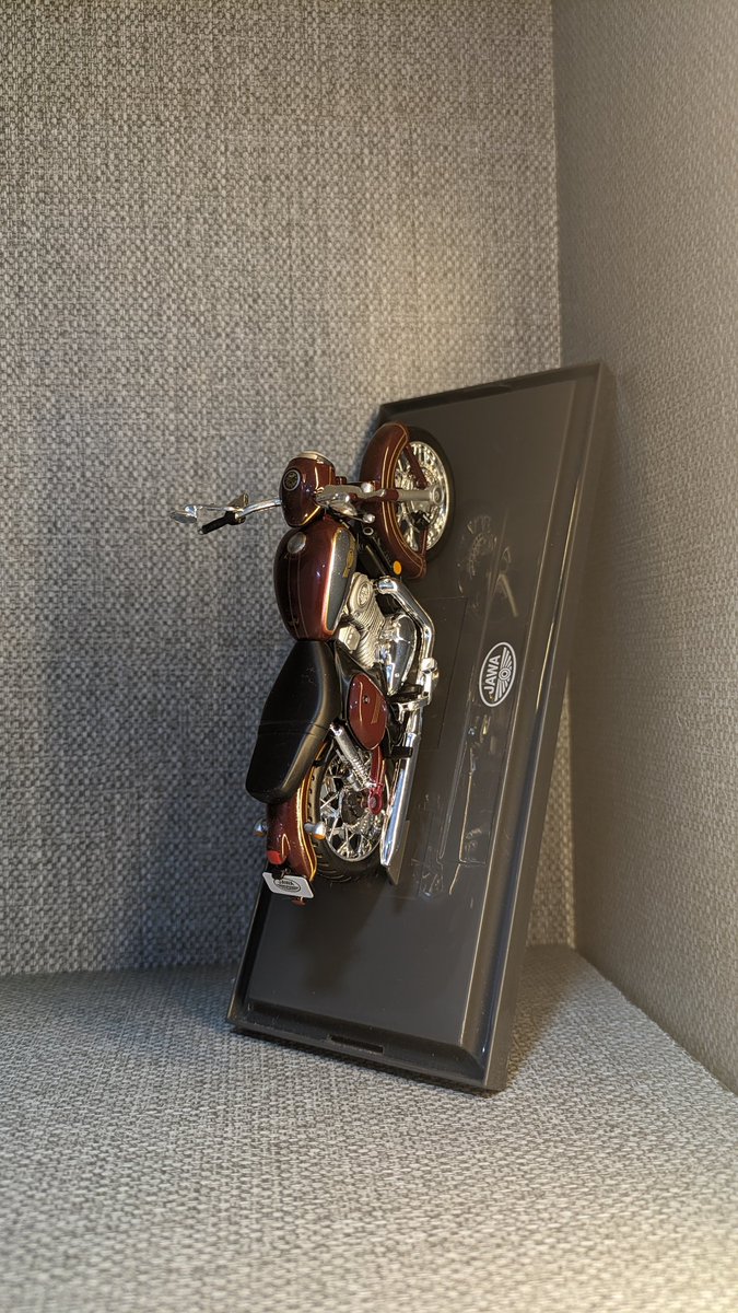 BunnyPunia's tweet photo. Got this scale model during the @jawamotorcycles ride last month. 

Sharing a few close ups. 

Good shade, eh? 

#Jawa #JawaIsBack https://t.co/dRxmQR1xdT
