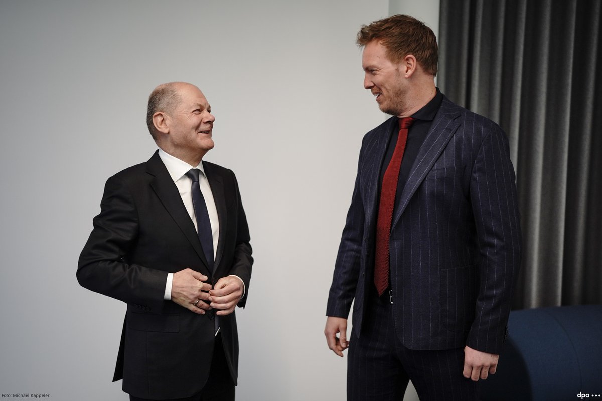 „Besser nichts!“ – Bundeskanzler Olaf Scholz auf die Frage von <a href="/dpa/">dpa</a>-Chefredakteur <a href="/SvenGoesmann/">Sven Gösmann</a>, was Bundestrainer Julian Nagelsmann mit Blick auf die Fußball-EM im Sommer von der Ampelkoalition lernen könne.  Auch Nagelsmann ist Gast der dpa-Chefredaktionskonferenz #dpa24.