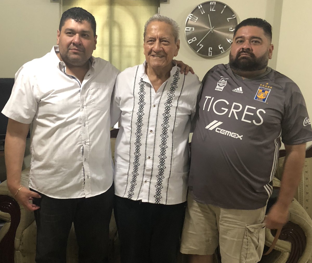 RSraya2's tweet photo. 4 años sin ti, ha sido una eternidad, han pasado tantas cosas, sé que estuviste pendiente, no es fácil aceptar que ya no estás aquí, duele y bastante pero no te olvido papá, sigues todos los días en mis pensamientos y en mi corazón, te extraño y te quiero mucho papá!! https://t.co/qsrckD7Hwp