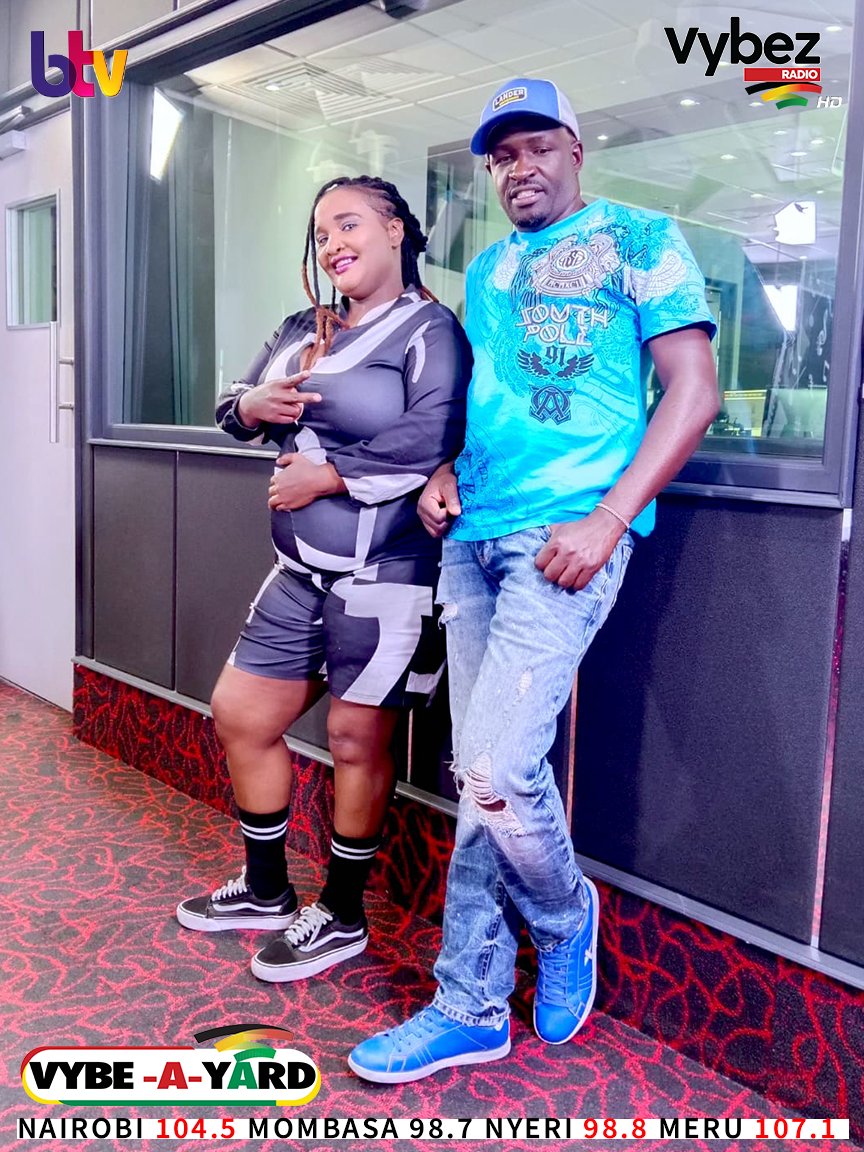 Sisi hao asapa #VybeAYard kukuskumia ngoma kalikali live on on air and online... Unataka gani? @Browngalnessa & #DeejaySkyllo