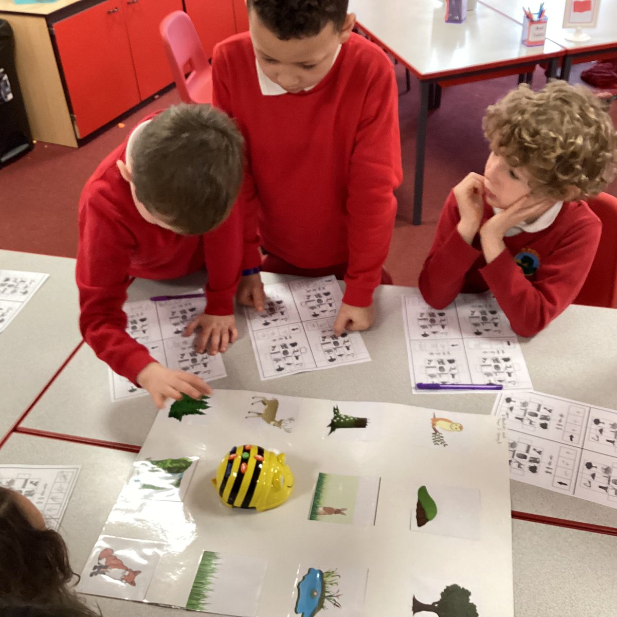 MoorlandsHudds's tweet image. Year 2 have been busy exploring algorithms this morning. They were using the Beebots and giving them instructions. #mpscomputing #mpsy2