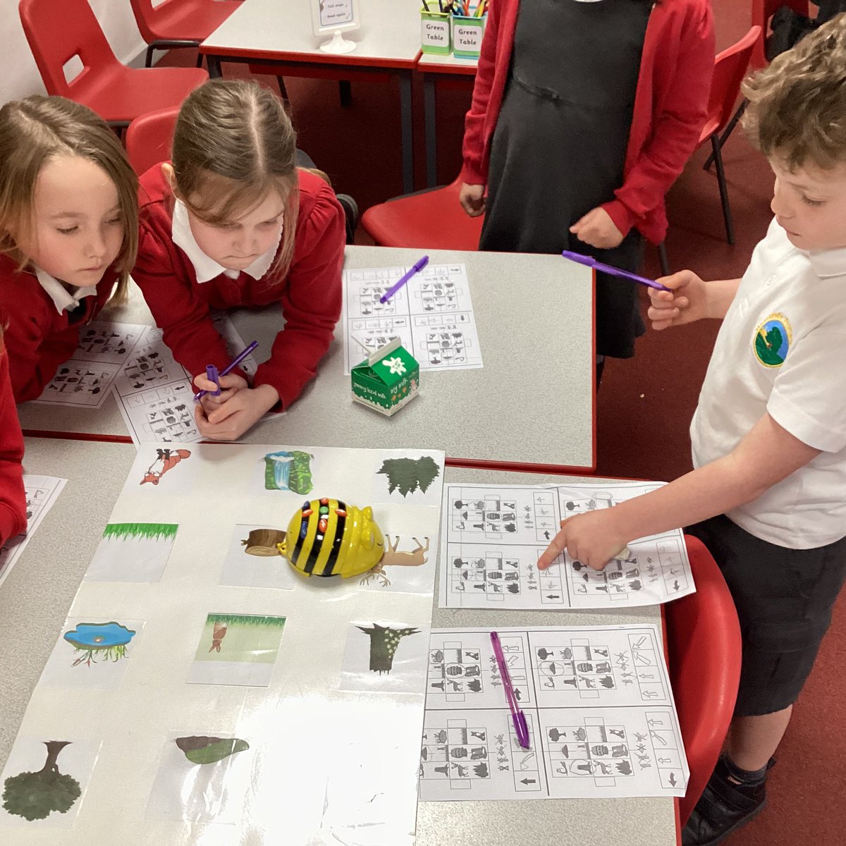 MoorlandsHudds's tweet image. Year 2 have been busy exploring algorithms this morning. They were using the Beebots and giving them instructions. #mpscomputing #mpsy2