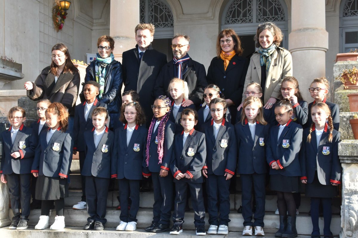 🏫🇫🇷 FLASH - À Béziers, 'l'uniforme à l'école' devient une réalité sous la direction du maire Robert Ménard. Plus de 700 élèves de quatre écoles adoptent la 'tenue unique' dès la rentrée. (Challenges)

#Béziers #UniformeScolaire #RentréeScolaire