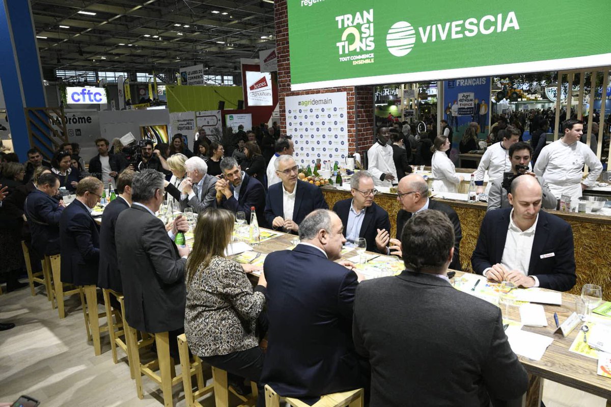 #SIA2024 Début de table ronde débat #TRANSITIONS : "une coopération gagnante amont/aval pour une #agriculturerégénérative, bonne pour le #climat, les #sols et la #biodiversité.
 
En présence de Christophe Beaunoir, directeur général de <a href="/Saipol_officiel/">Saipol</a>, Pierre Garcia, directeur