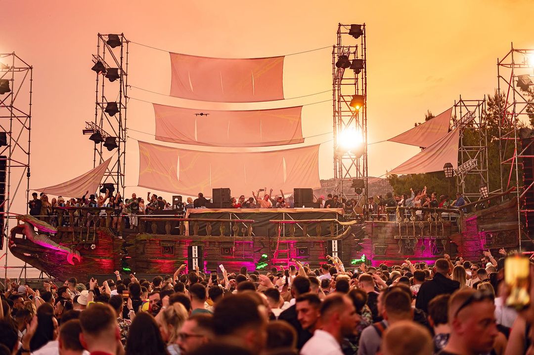 Jukebox (@jukeboxpr) on Twitter photo This year The Tribes head to Shëngjin, Albania to become the official media and stage partner for <a href="/UnumFestival/">UNUM Festival</a> 🌍✈️
5 days in the beautiful Albanian riviera with 24hr electronic music 🇦🇱
Stay tuned for our stage line up 👀 This year The Tribes head to Shëngjin, Albania to become the official media and stage partner for <a href="/UnumFestival/">UNUM Festival</a> 🌍✈️
5 days in the beautiful Albanian riviera with 24hr electronic music 🇦🇱
Stay tuned for our stage line up 👀
