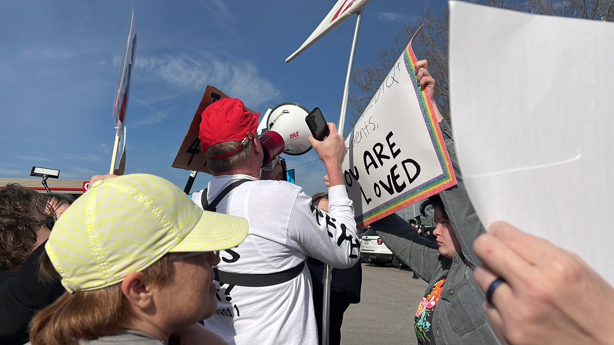 ChinhDoan's tweet photo. Owasso students, parents and supporters of #NexBenedict rally outside #Owasso High School. 

They’re calling for policy changes &amp; an end to bullying in schools. 

Owasso police are on standby. We haven’t seen any issues other than some heated debate. 

My report on @NewsOn6. https://t.co/cw9faahwHy