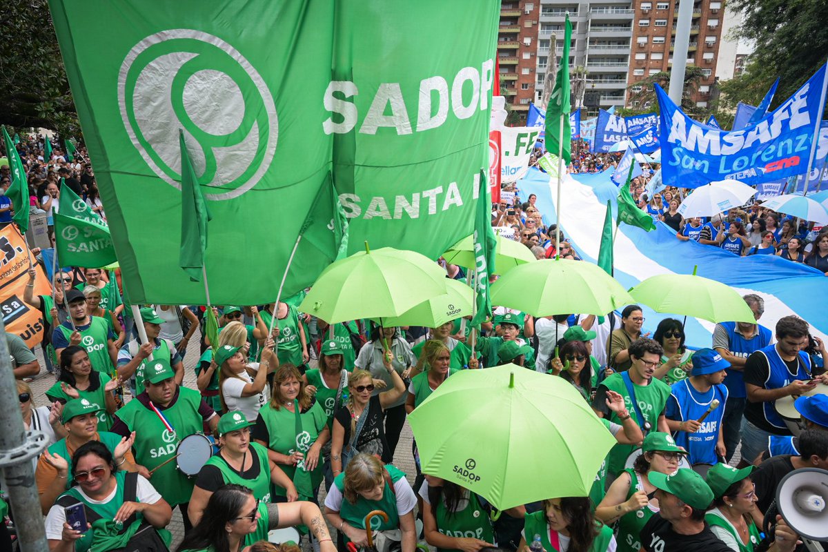 Docentes y trabajadorxs de la salud, colmamos las calles al grito de “UNIDAD” para denunciar al Gobierno Nacional y al Gobierno Provincial por quedarse parte con nuestro salario.

#UnidadyLucha
#paro
