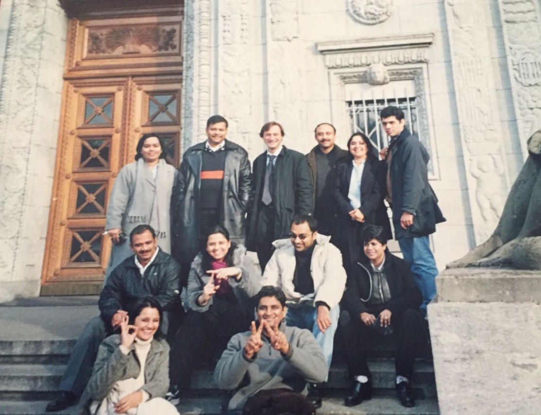CheveningFCDO's tweet photo. 👀 Ever wondered what Chevening looked like in the early 2000s?
Here are some of our Chevening Fellows from back in the day, when photos were taken on real cameras!
Could you be part of our next fellow cohort? Apply now 👉 https://t.co/4vCui9nlOe #40YearsOfChevening https://t.co/krKdc5QbYF