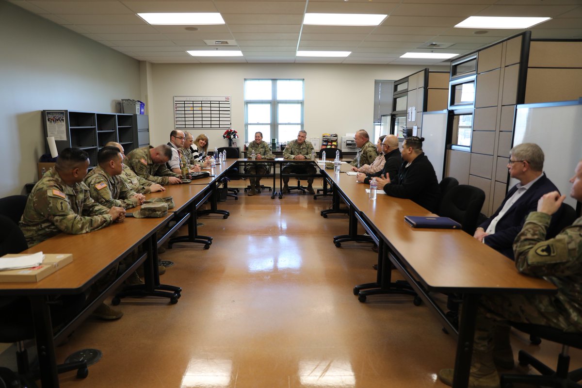 Over the weekend, @ArmyReserveCSM & I met w/ the Transition Assistance Program team at JBLM, which helps troops leaving Active Duty see how continued service in the @USArmyReserve or National Guard can provide a variety of career opportunities. Photos: flic.kr/s/aHBqjBfyAk