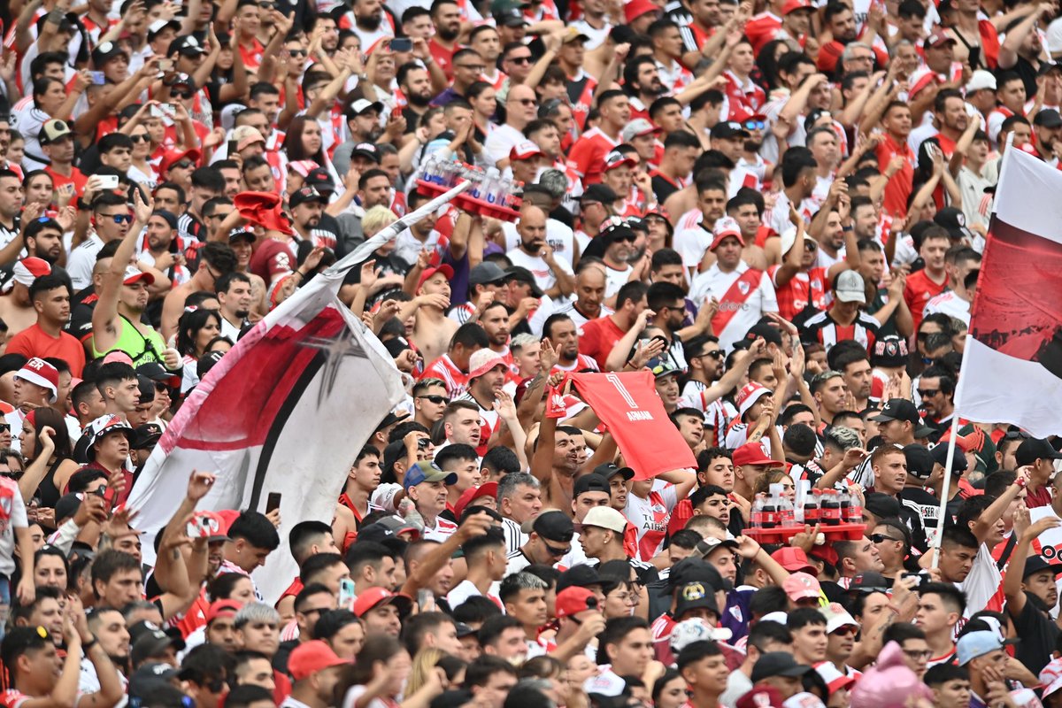 RiverPlate's tweet photo. 𝑬𝒍 𝒎𝒂́𝒔 𝒈𝒓𝒂𝒏𝒅𝒆 𝒅𝒆 𝒍𝒂 𝒉𝒊𝒔𝒕𝒐𝒓𝒊𝒂 ⚪️❤️⚪️ https://t.co/JTmEZhsm1s