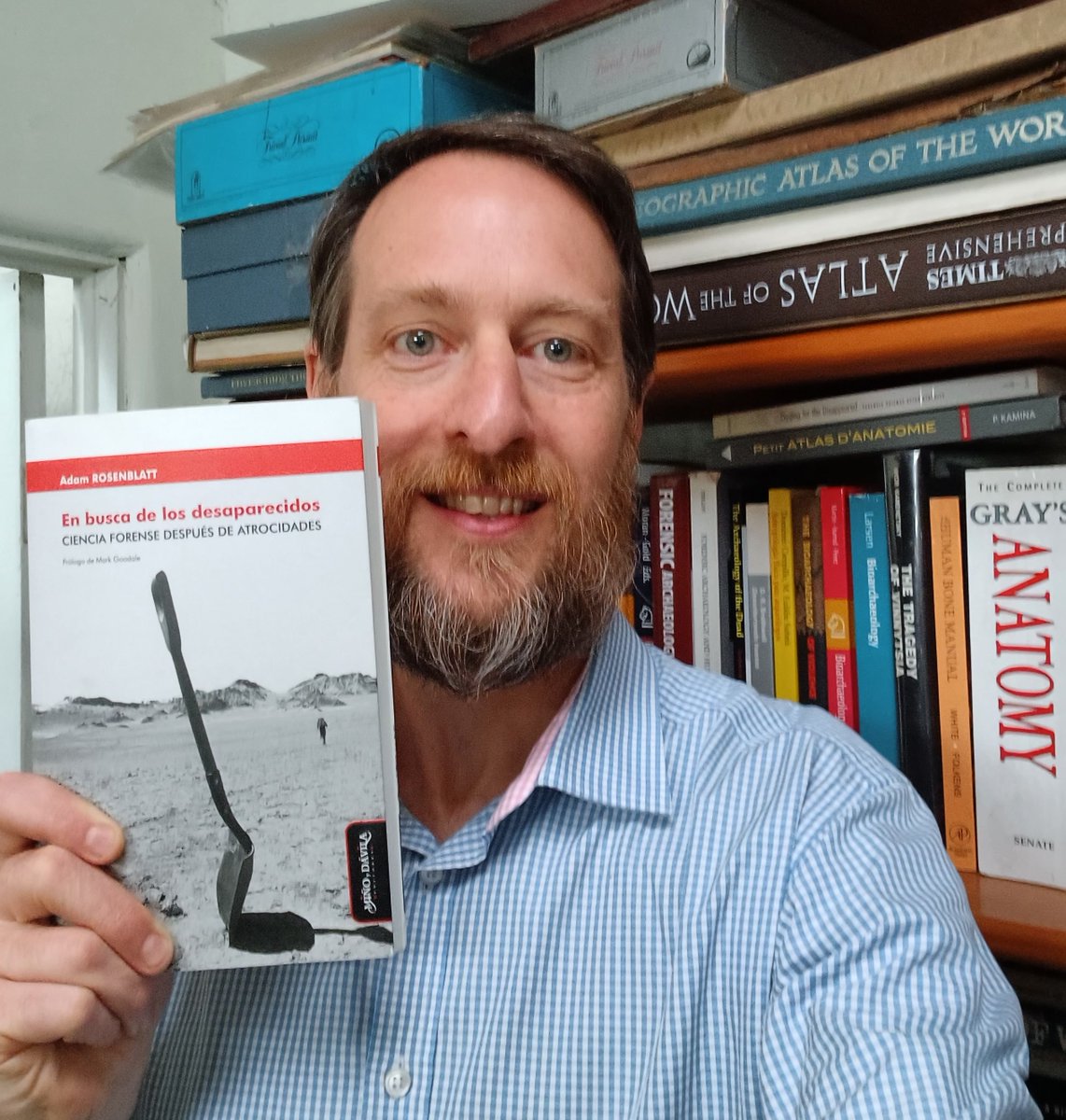 Hoy recibí ocho copias del libro del autor Adam Rosenblatt, quien muy generosamente me pidió que las donara a diferentes organizaciones/programas universitarios en América Latina, un🧵(1/3)...