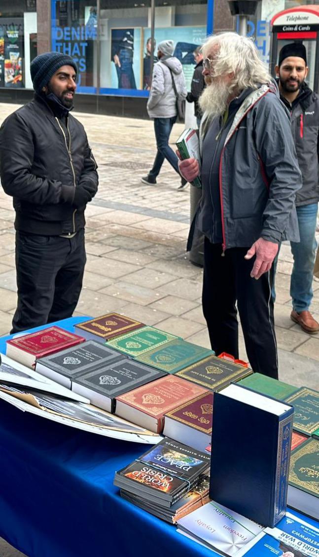 Ahmadiyya #Muslim Quran exhibition in City centre Wolverhampton We had great discussions on the Holy Quran. #VocieForPeace #CeaseFireNOW @UKMuslimYouth @amyaoutreachuk