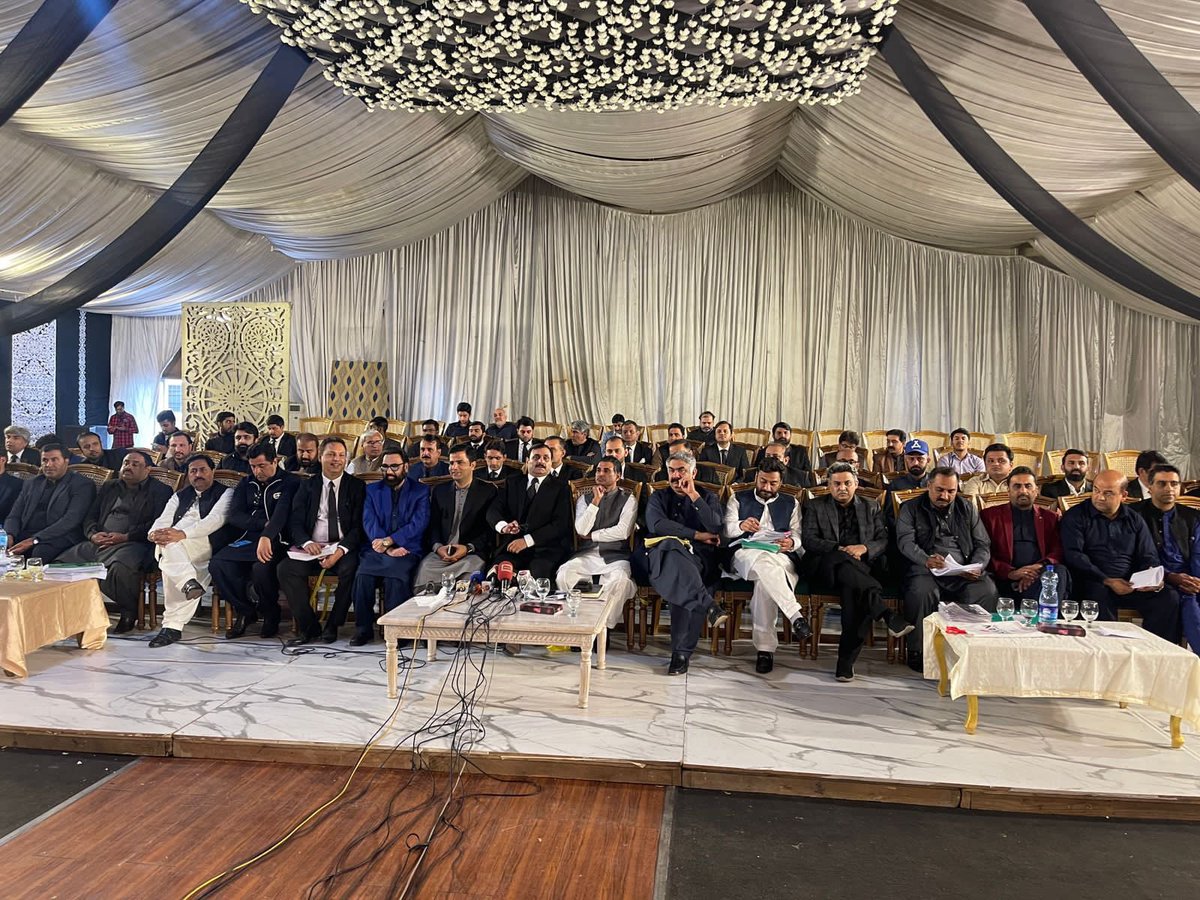 rabi822's tweet photo. یہ تو شاید پچاس کے قریب ہیں تو باقی دو سو کہاں ہیں اور وہ جو آج پنجاب ا��مبلی میں سرپرائز دینا تھا اسکا کیا بنا سنا نمبرز بھی پورے تھے 
یوتھیو میر صاحب سے حساب لینا مت بھولنا سیٹوں کا 🥺💔 https://t.co/zhJg4nY8Ap