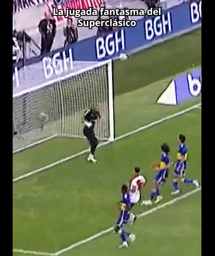 NosoyJavier2's tweet photo. @EmmaRincon Explicación real. Es obviamente una ilusión optica que iré describiendo a detalle. Primero tenemos el cuadro donde viene bajando el balón. https://t.co/nuo4oP91B9