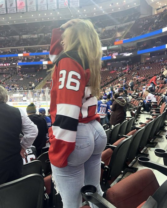 Big hockey gal 😝 🏒 devils or rangers? https://t.co/9Vzfkv7rcd